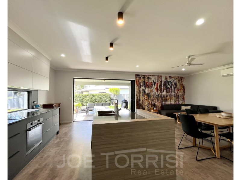 2D Yarrabee Close, Mareeba QLD 4880