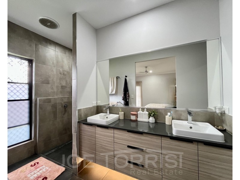 2D Yarrabee Close, Mareeba QLD 4880