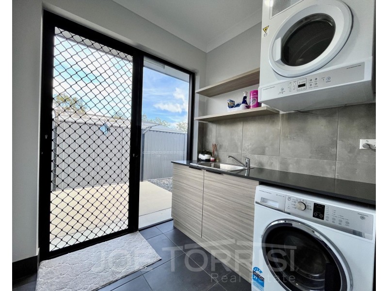 2D Yarrabee Close, Mareeba QLD 4880