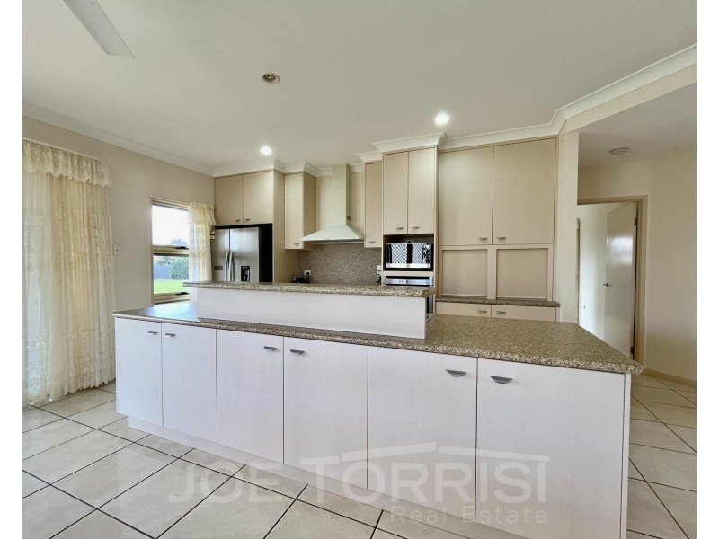 8 Joan Crescent, Mareeba QLD 4880
