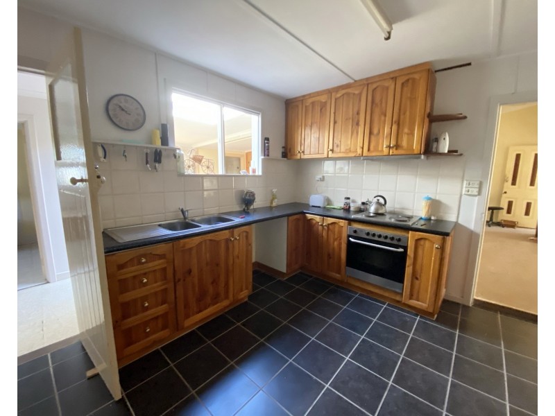 4 Lipson Road, Tumby Bay SA 5605