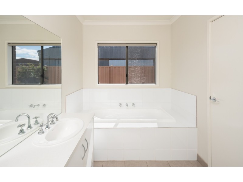 2/94 Spring Street, Mortlake VIC 3272