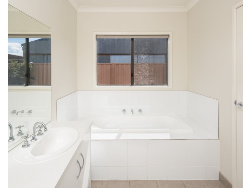2/94 Spring Street, Mortlake VIC 3272