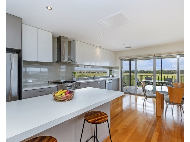 8 Callaway Court, Peterborough VIC 3270