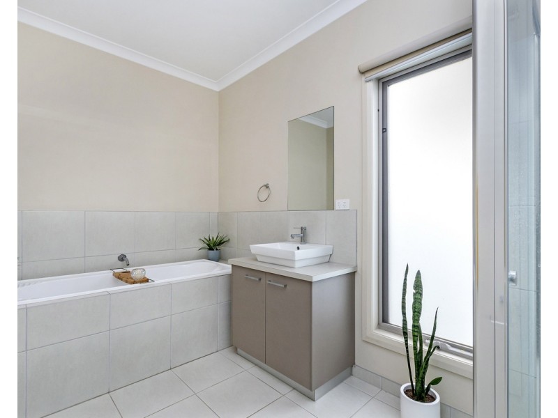 8 Callaway Court, Peterborough VIC 3270