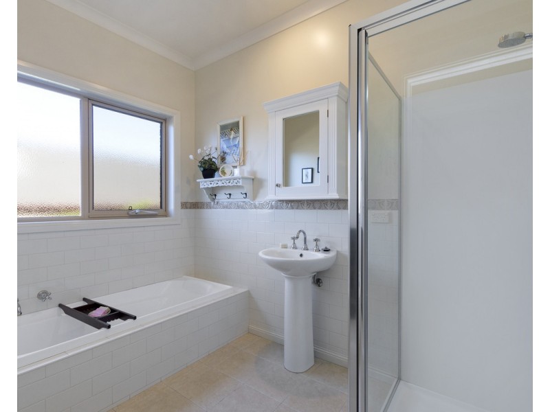 6 Chenoweth Court, Warrnambool VIC 3280