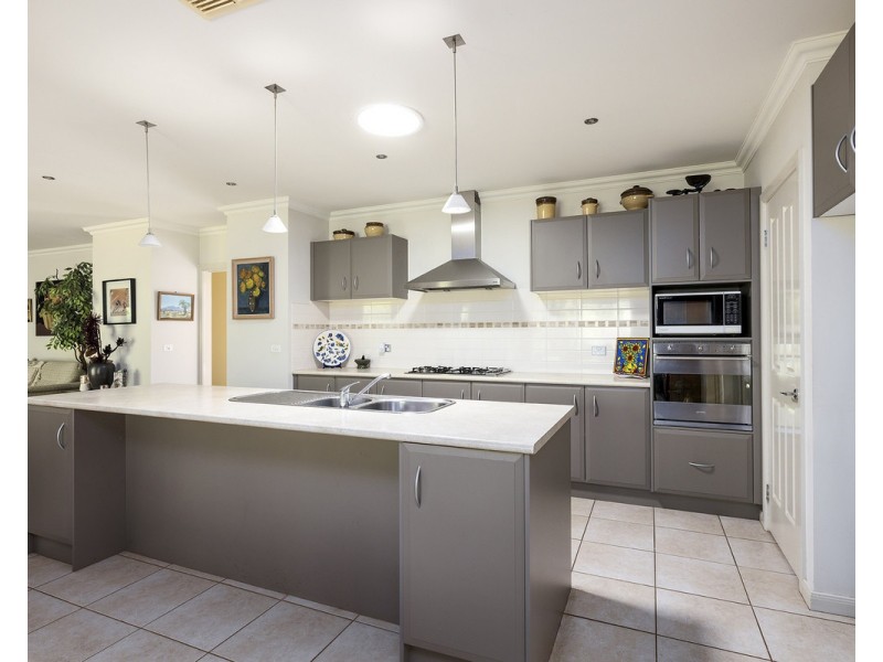 8 Nairn Close, Warrnambool VIC 3280