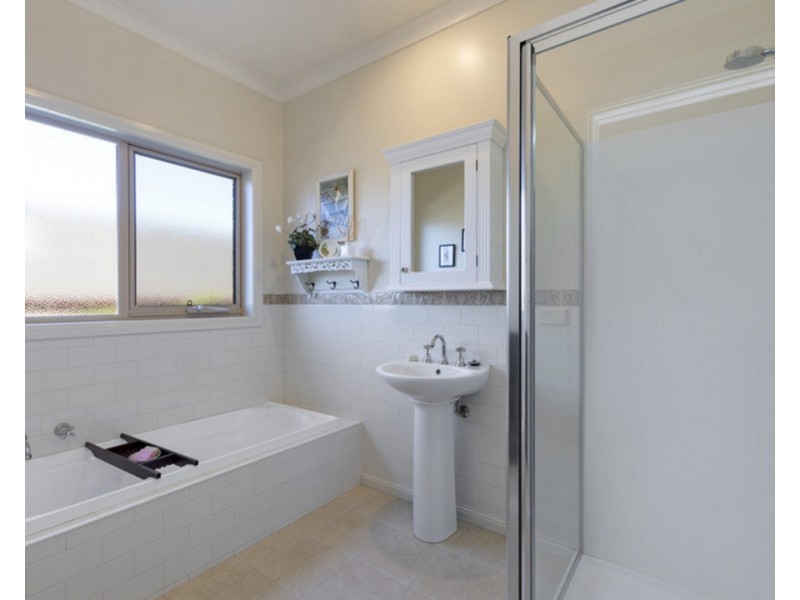 6 Chenoweth Court, Warrnambool VIC 3280