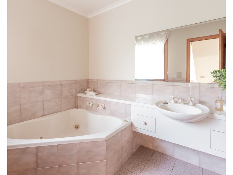 1 Logans Beach Road, Warrnambool VIC 3280