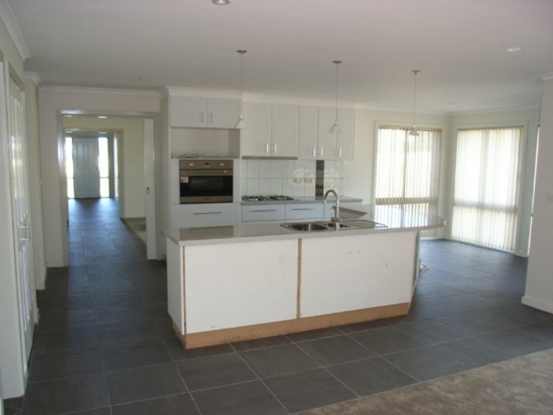 4 Grevilia Close, Cowes VIC 3922