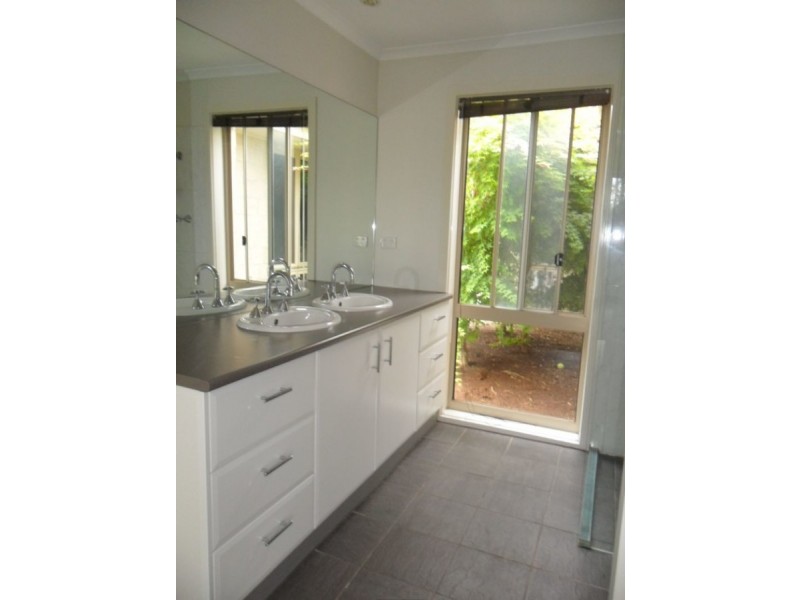 4 Grevilia Close, Cowes VIC 3922