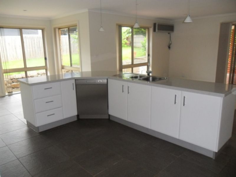 4 Grevilia Close, Cowes VIC 3922