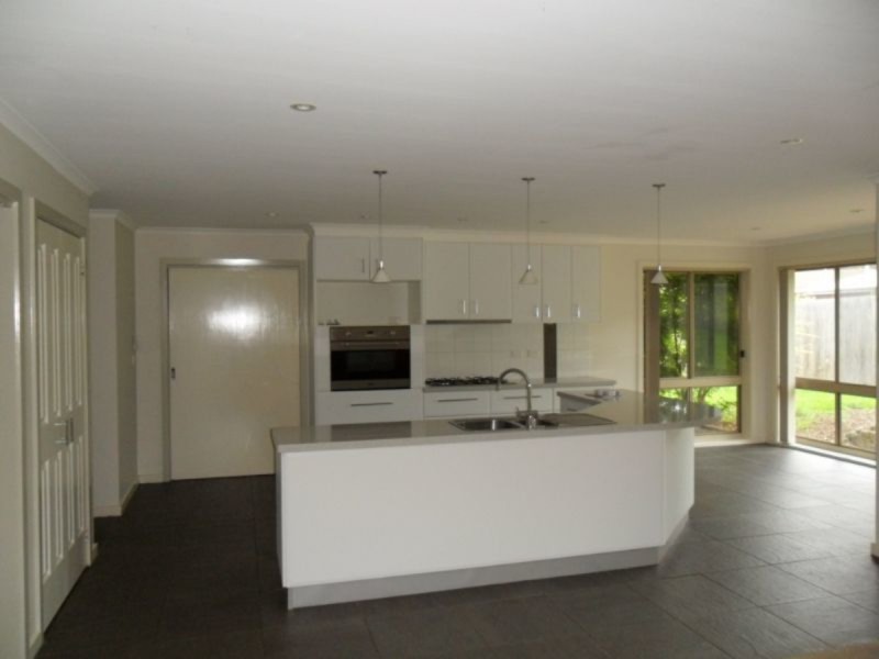 4 Grevilia Close, Cowes VIC 3922