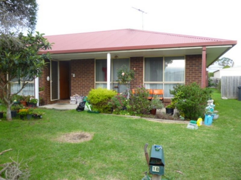 18 Robert Drive, Cowes VIC 3922
