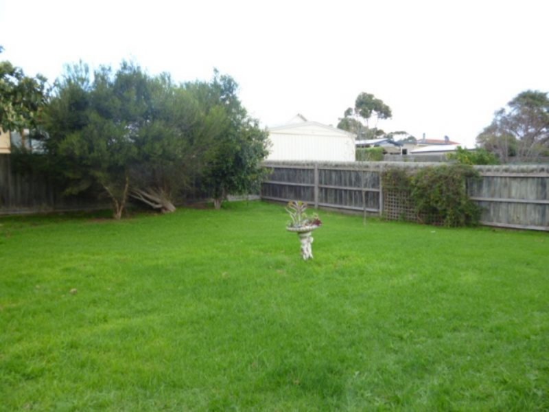 18 Robert Drive, Cowes VIC 3922