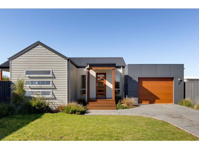 17 Sunderland Bay Road, Surf Beach VIC 3922