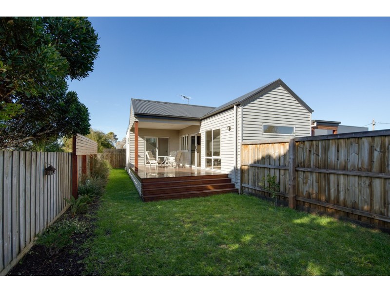 17 Sunderland Bay Road, Surf Beach VIC 3922