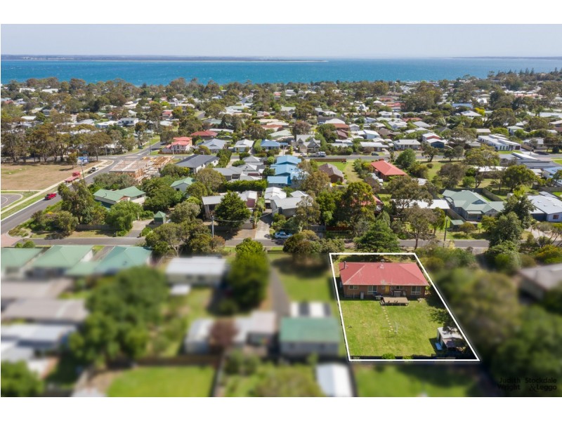 9 Rita Avenue, Cowes VIC 3922