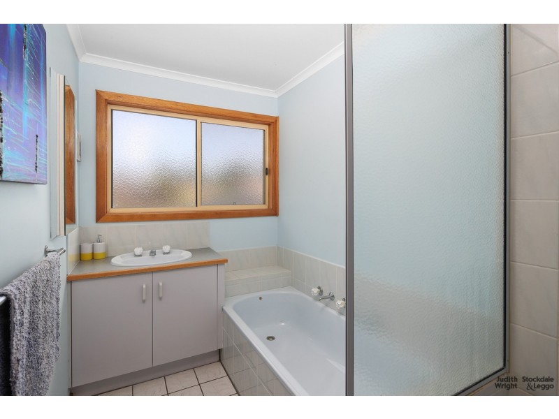 9 Rita Avenue, Cowes VIC 3922