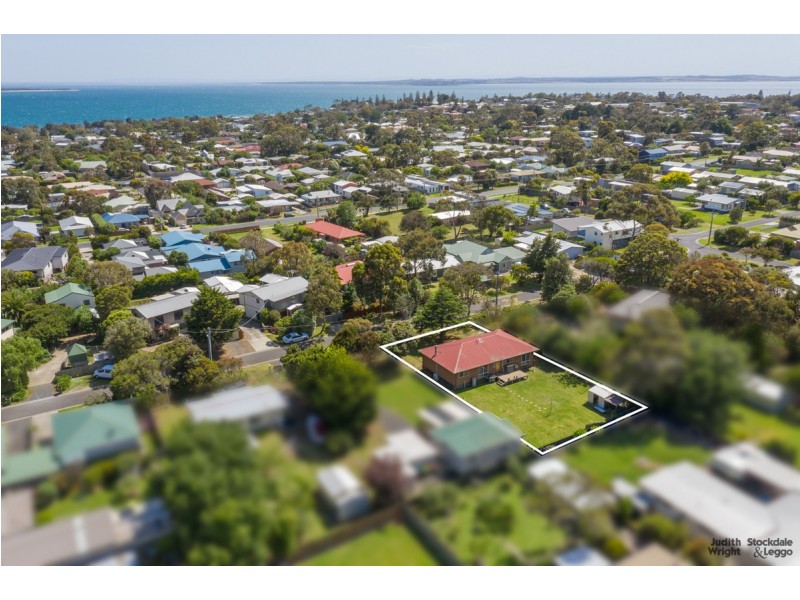 9 Rita Avenue, Cowes VIC 3922
