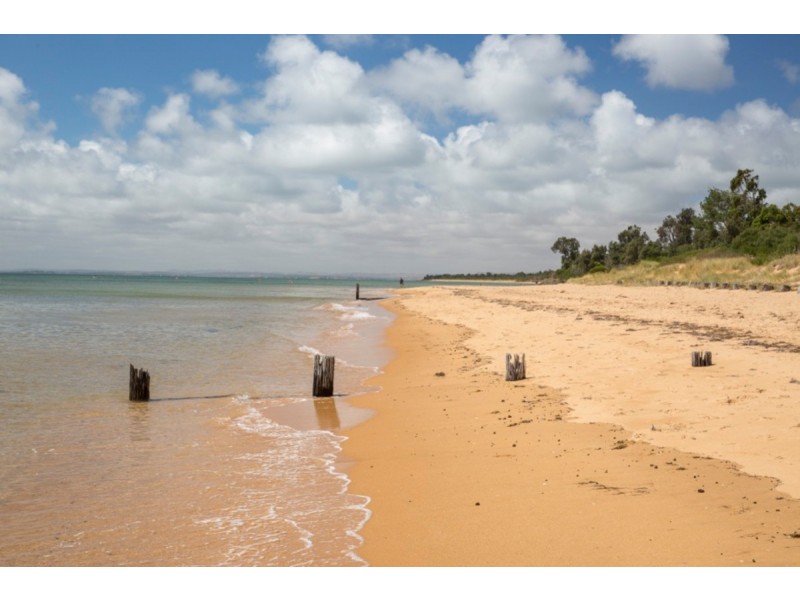 8 Woodland Avenue, Silverleaves VIC 3922