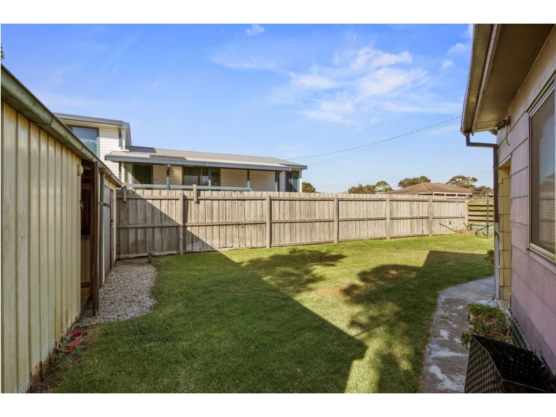 25 Pine Avenue, Cowes VIC 3922
