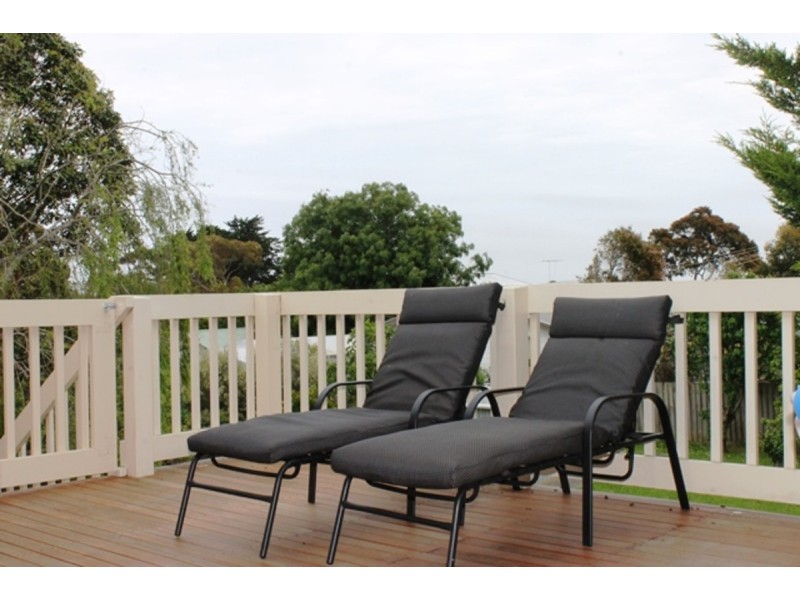 2 Leslie Avenue, Cowes VIC 3922