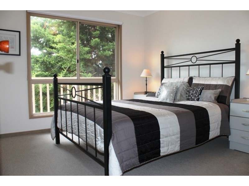 2 Leslie Avenue, Cowes VIC 3922