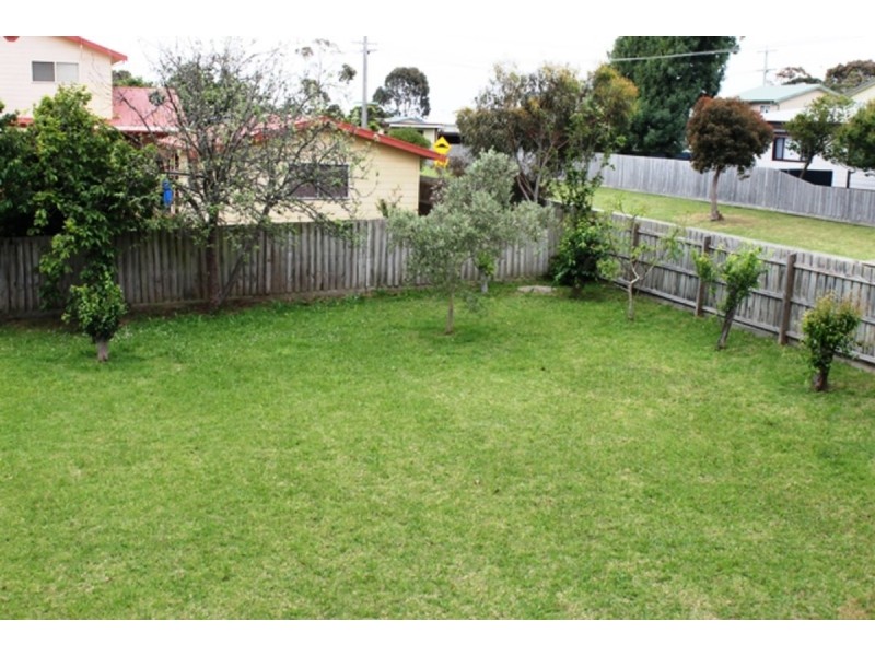 2 Leslie Avenue, Cowes VIC 3922