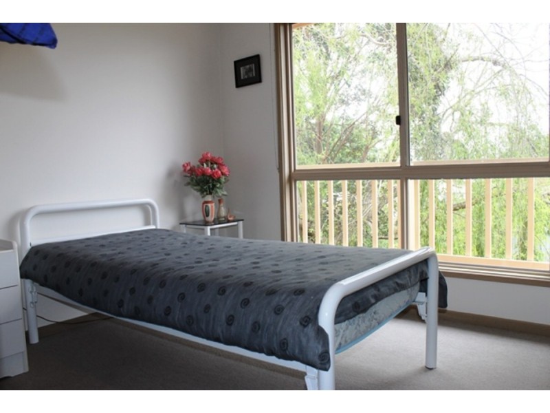 2 Leslie Avenue, Cowes VIC 3922