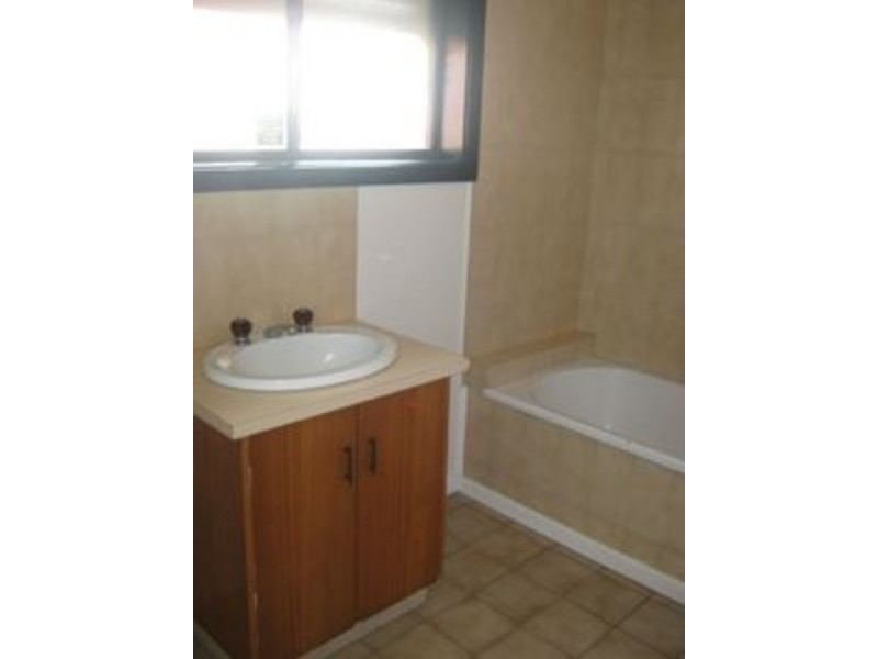 2/21 Adams Street, St Albans VIC 3021