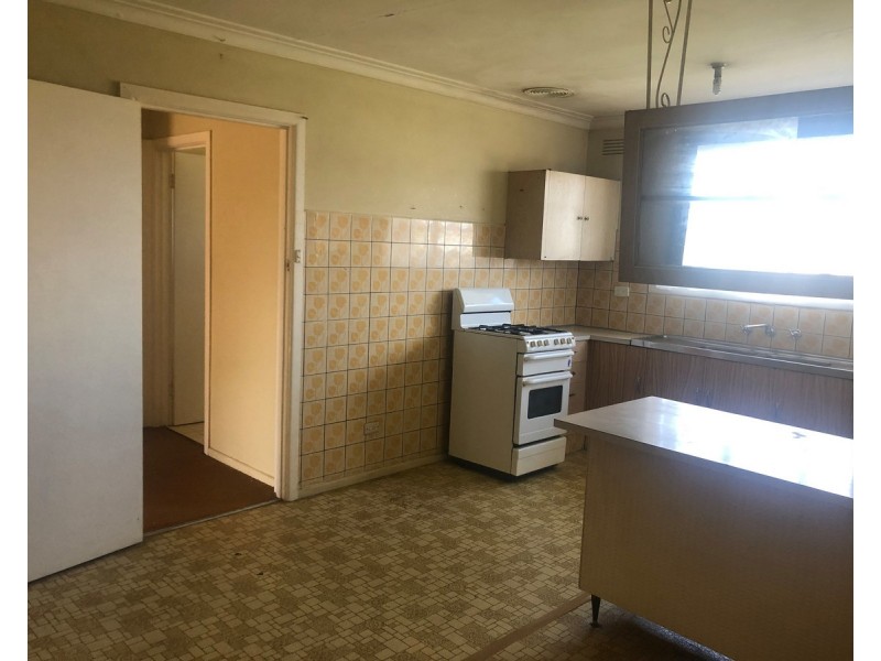 8 Kings Road, St Albans VIC 3021