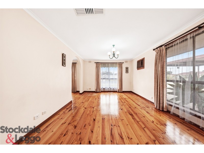 33 BRAESWOOD Road, Kings Park VIC 3021