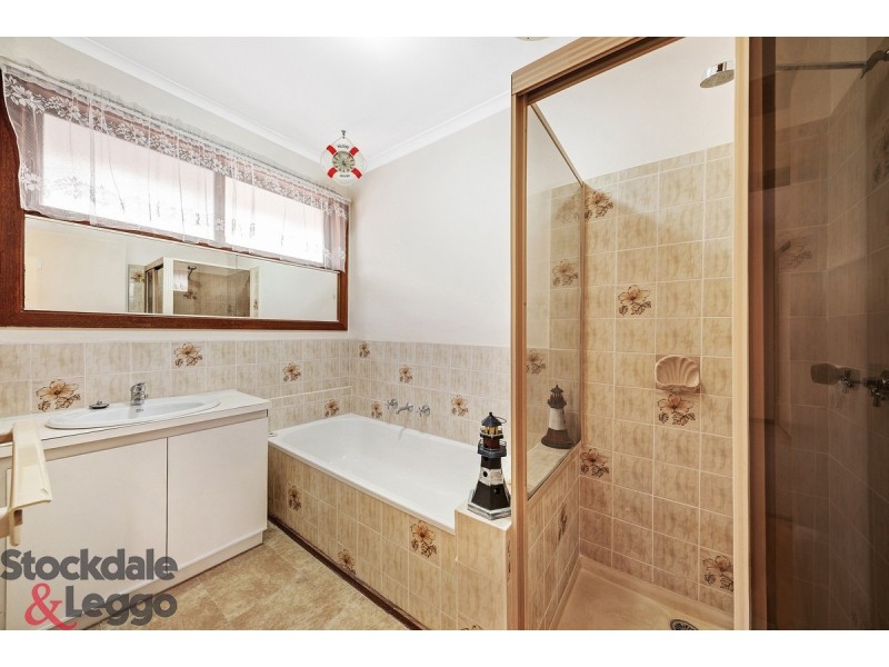 33 BRAESWOOD Road, Kings Park VIC 3021