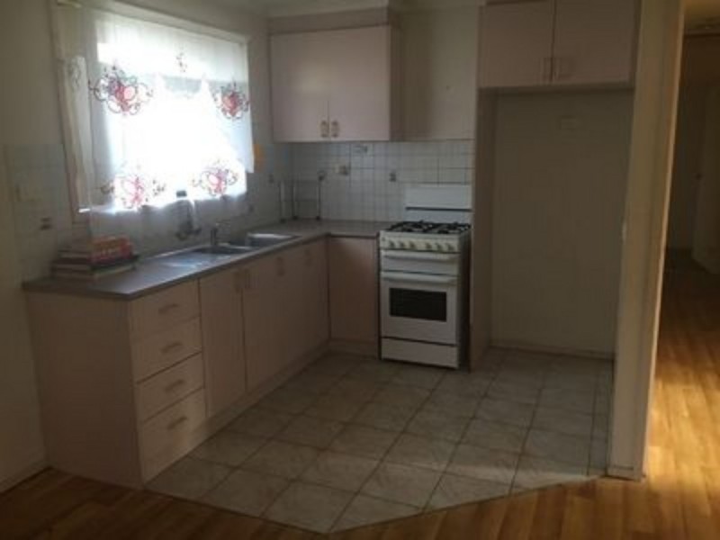 95 MOONSTONE Circuit, St Albans VIC 3021