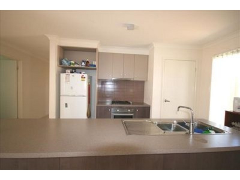 17 Howardson Circuit, St Albans VIC 3021