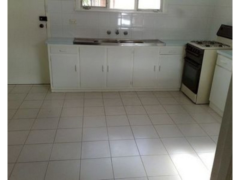 11 IVANHOE Avenue, St Albans VIC 3021