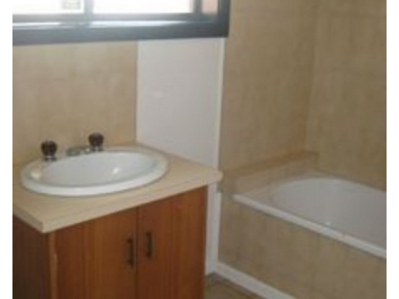 2/21 Adam Street, St Albans VIC 3021