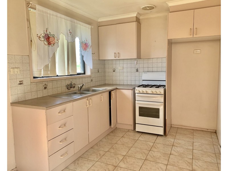 95 MOONSTONE Circuit, St Albans VIC 3021