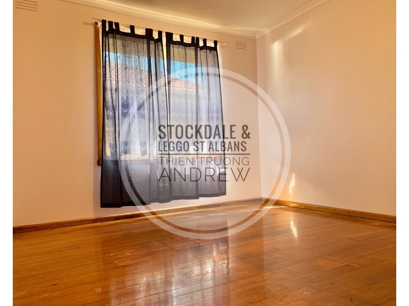 25 STRADBROKE Drive, St Albans VIC 3021