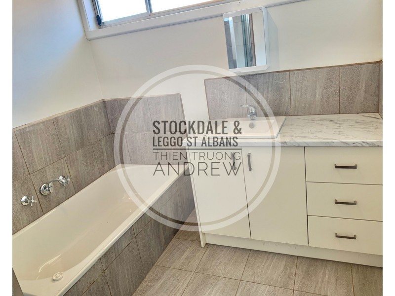 25 STRADBROKE Drive, St Albans VIC 3021