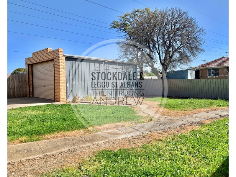 25 STRADBROKE Drive, St Albans VIC 3021