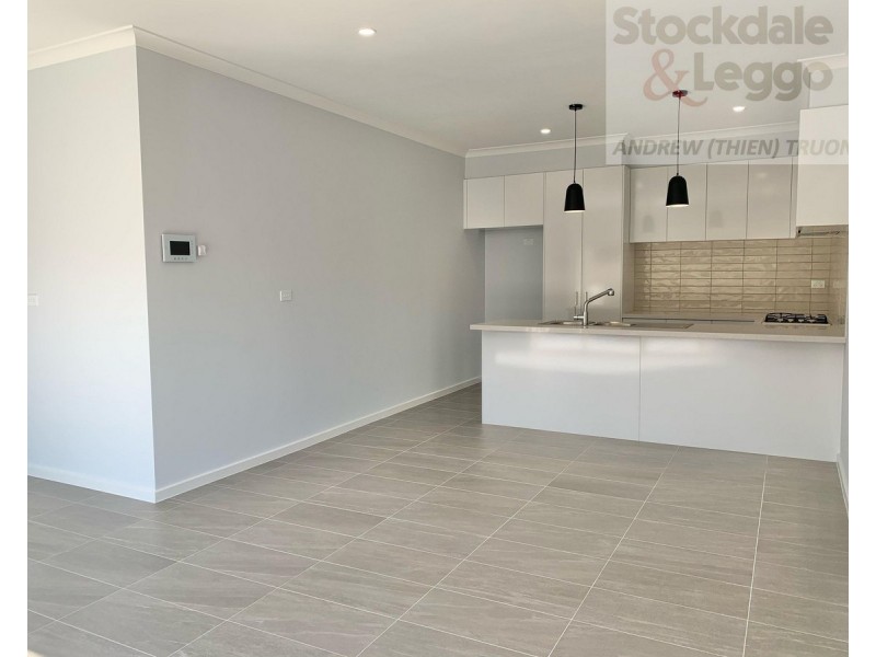 2/16 Charles Street, St Albans VIC 3021