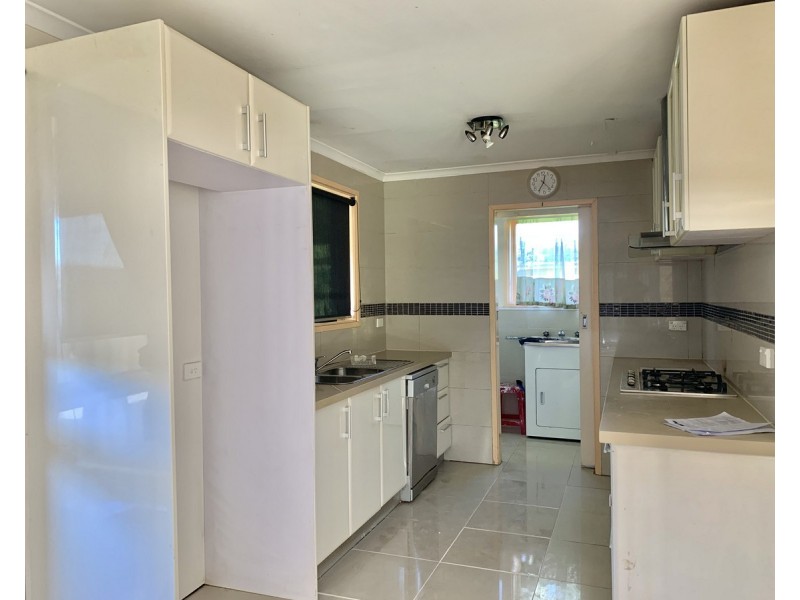 27 Pottenger Way, St Albans VIC 3021