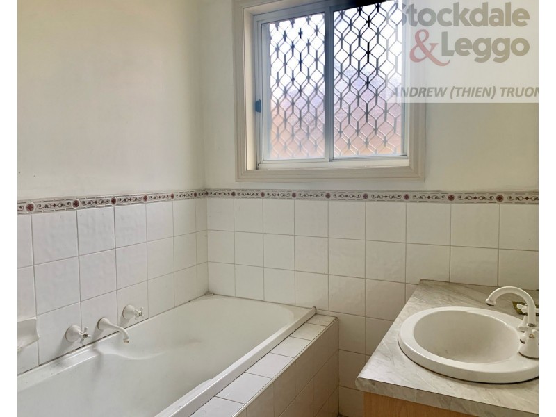 1/2 Verne Close, Delahey VIC 3037