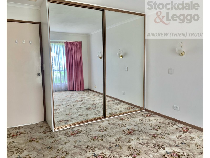 2/26 Graceburn Grove, St Albans VIC 3021