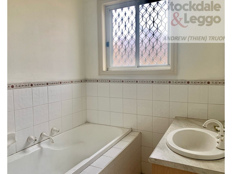 1/2 Verne Close, Delahey VIC 3037