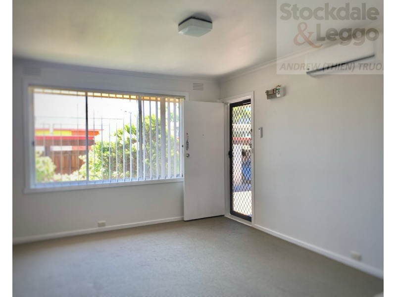 2/218 BIGGS Street, St Albans VIC 3021