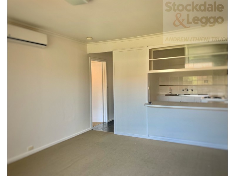 2/218 BIGGS Street, St Albans VIC 3021