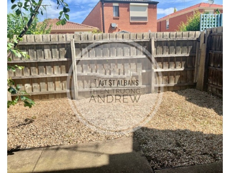 1/4 Camphora Place, St Albans VIC 3021